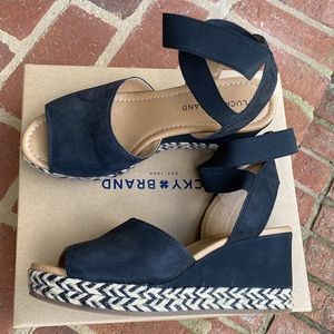HP 🎉🎊 EUC Lucky Brand Black Bettanie Wedge Heel Espadrilles Sandals - 9-1/2